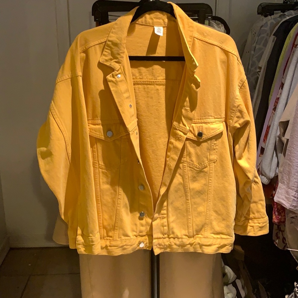 Yellow jean jacket with front pockets